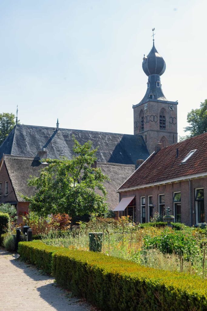 a church with a rounded church top on the church tower, the church in Dwingeloo