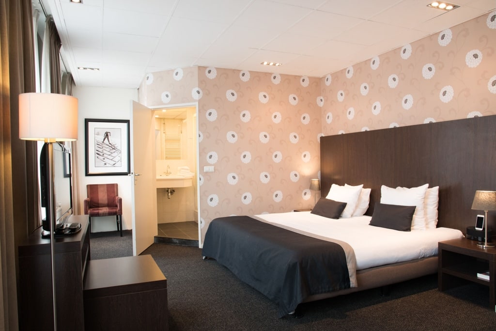 a comfortable room in a hotel; Sandton Hotel Eindhoven