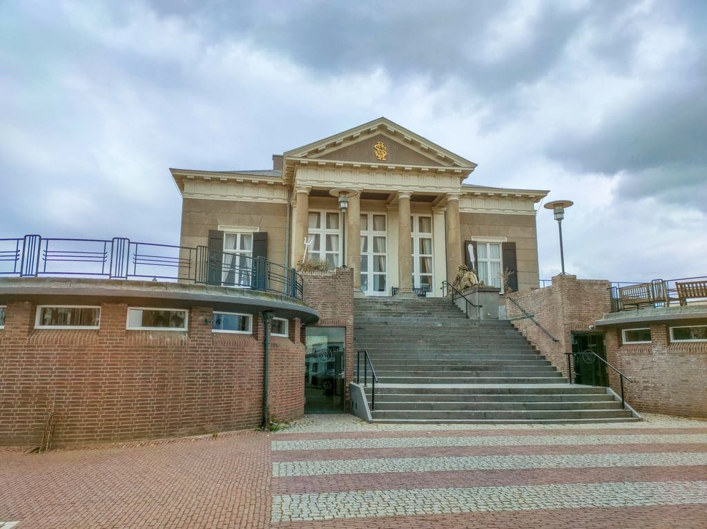 a building in neoclassical style with 4 columns and a portico; stairs leading to the front; The Royal Pavilion in Scheveningen